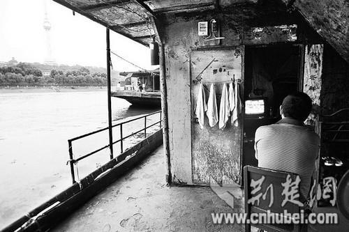武汉两百租户蜗居改装趸船上 多为搬运工（图）