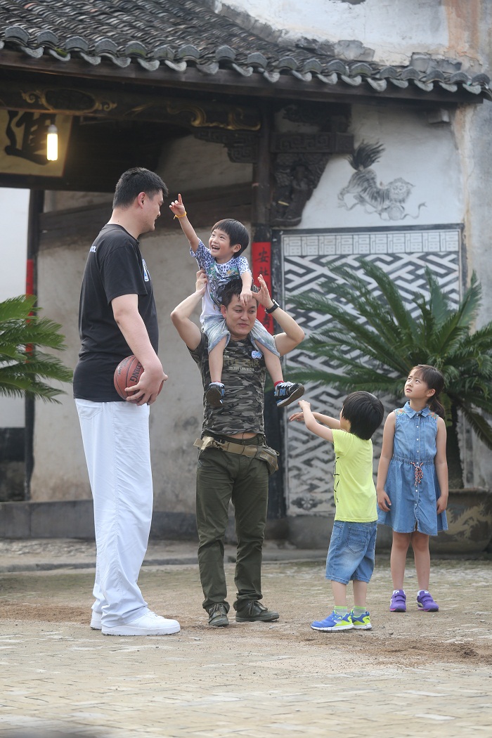 姚明和曹格儿子比身高