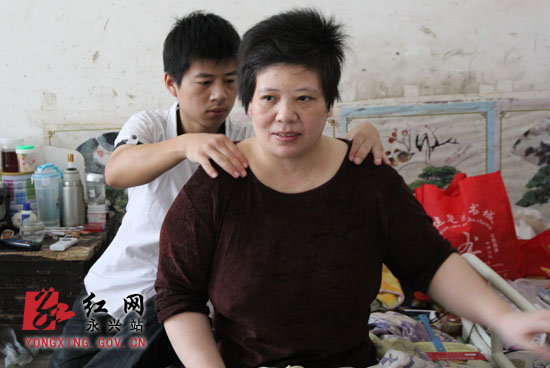 朱明志在为妈妈按摩