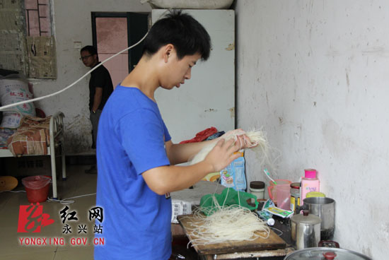 朱明志在为妈妈和自已做早餐