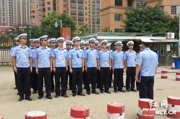 新警上岗，党员民警刘任训练新警传帮带