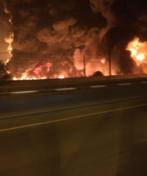 大连金州新区中石油输油主管道爆裂后起火