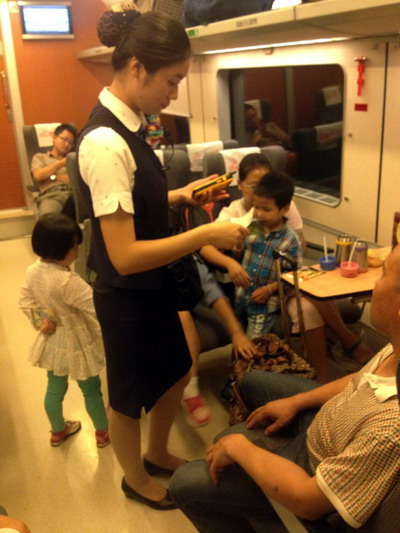 D2242次列车员为旅客服务