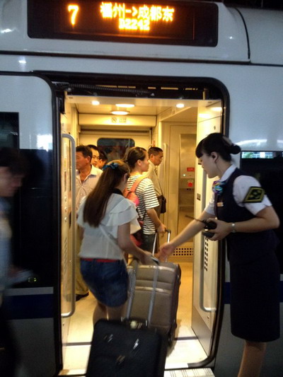 D2242次列车长为旅客服务