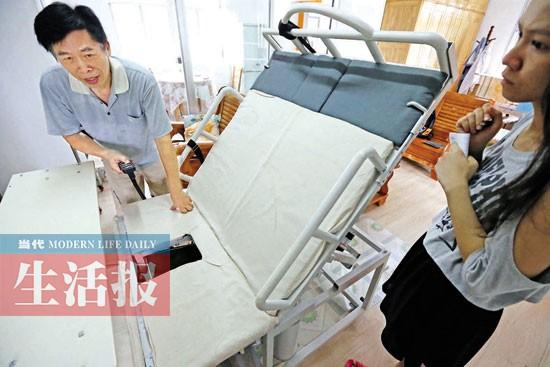 退休工程师发明全功能护理床 翻身坐卧排便全自动