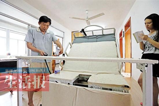 退休工程师发明全功能护理床 翻身坐卧排便全自动