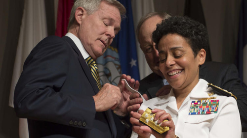 霍华德成为美国海军首位女性四星上将。