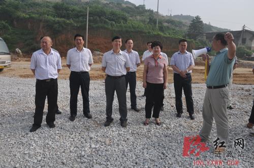 涟源市委书记曾益民(左三)，市委副书记、市长谢学龙(右三)，市委副书记宋建明(右二)，市人大常委会主任梅国华(左二)，市政协主席贺顺清(左一)，市委常委、市委办主任谢永东(左四)等领导在涟源市体育中心建设工地听取项目负责人的情况介绍。