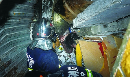 消防官兵找到被困的孕妇 通讯员 张耀华 记者 蒋雨龙 摄