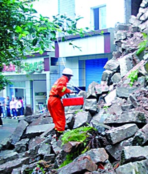 消防官兵用生命探测仪搜救被困人员 通讯员 司新 摄影记者 张路桥摄