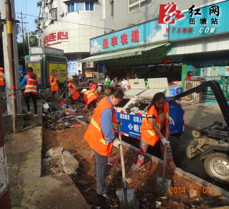 城管环卫联合整治马路市场