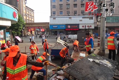 城管环卫联合整治马路市场