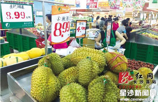 星沙各大卖场榴莲降价 超市日售千斤