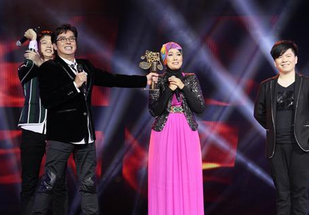 茜拉凭借一首那英的《征服》，赢得东方卫视声动亚洲总冠军。