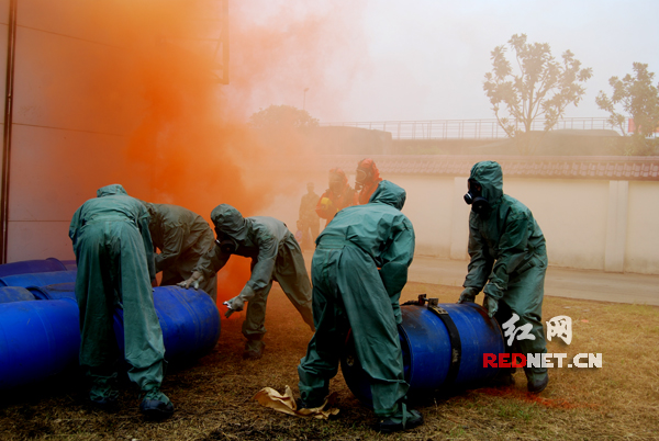 7月2日，湖南省永州军分区针对驻地实际，组织民兵预备役人员以及武警、消防、公安、环保、气象等部门进行化学事故救援演习。）