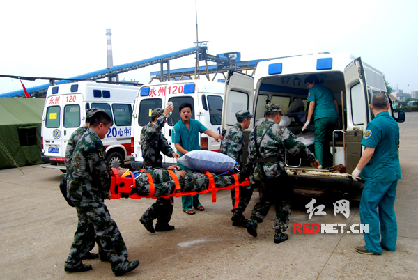 医疗组转移伤员。