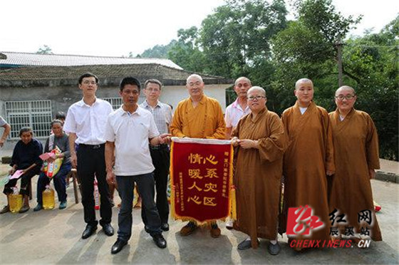 湖南省佛慈会会长圣辉大师来辰溪赈灾