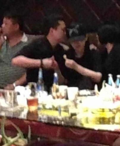 丈夫晒黄奕与神秘男亲密照:不让你去 你就撒泼