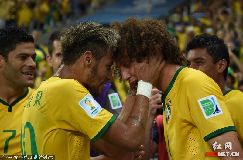 巴西双中卫进球2-1哥伦比亚 半决赛战德国
