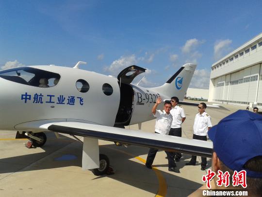 图为首席试飞员孔翔着陆后下飞机镜头冒韪摄