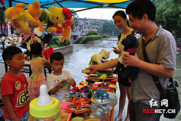 5日,大爱无疆公益文化促进会联合岳麓区望月湖街道荣龙社区举行爱心义卖活动。