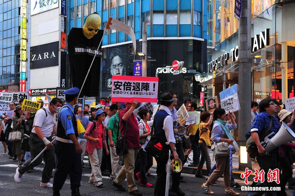 　　7月5日傍晚，来自各地的日本民众在东京繁华区新宿街头举行示威游行，抗议安倍内阁修改宪法解释以解禁集体自卫权。中新社发 王健 摄