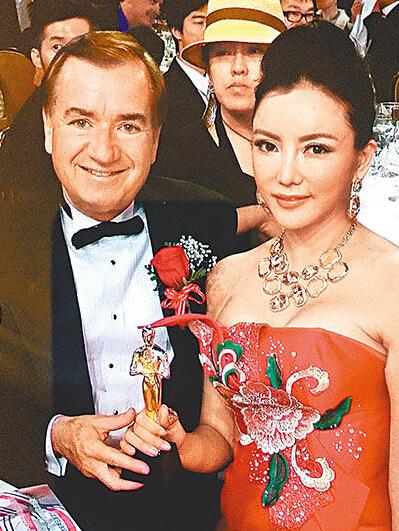 艳星彭丹《南泥湾》美国获奖 议员颁影后奖杯