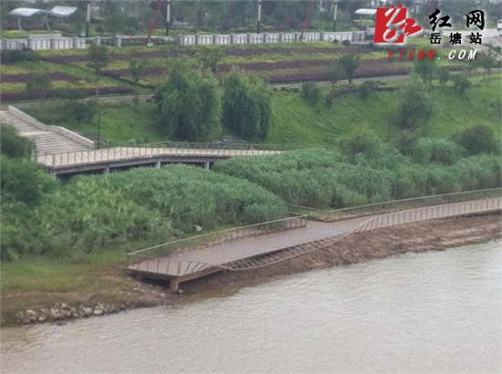 湘潭河东沿江风光带一护栏平躺 存隐患