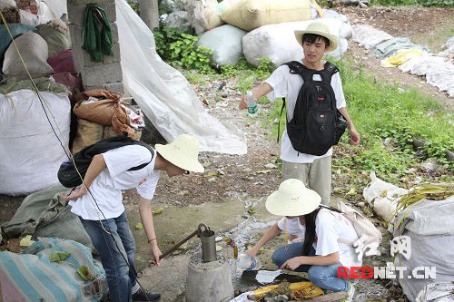 学生们在调研中