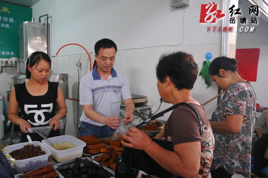 马路市场装进“菜篮子” 经营户很满意