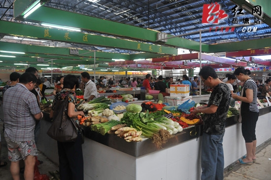 马路市场装进“菜篮子” 经营户很满意