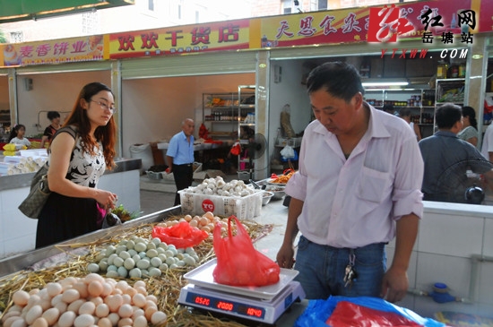马路市场装进“菜篮子” 经营户很满意