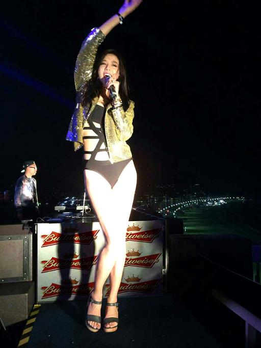 百威预演今夏“为音乐而创”足球女神周韦彤巴西首圆DJ梦