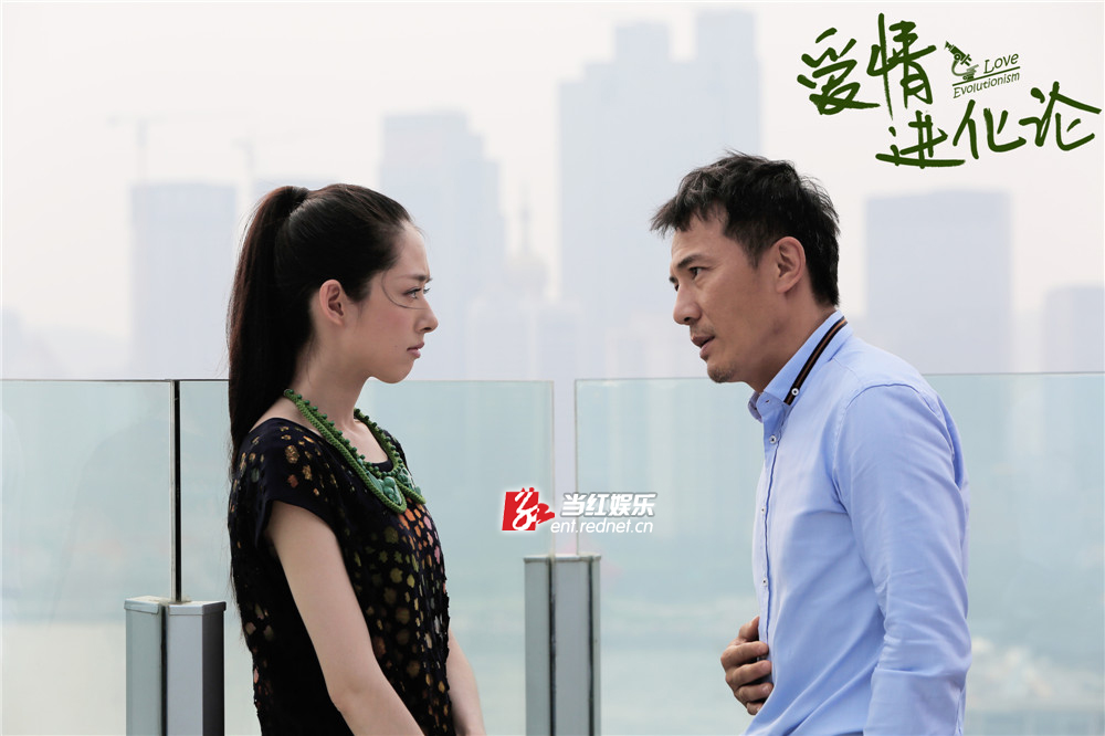 “多金大叔”戴立忍与郭碧婷深情对视