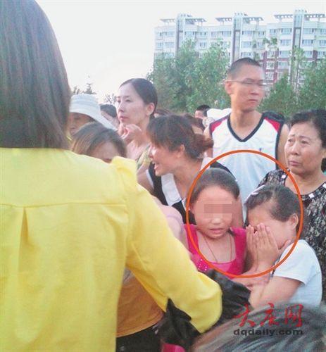 杂技学校奇葩招生:活鸡“剥皮抽筋” 卖药酒