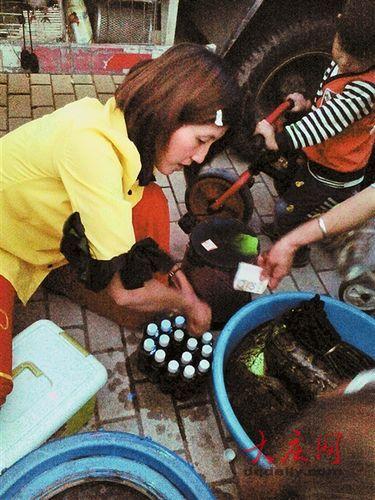 杂技学校奇葩招生:活鸡“剥皮抽筋” 卖药酒