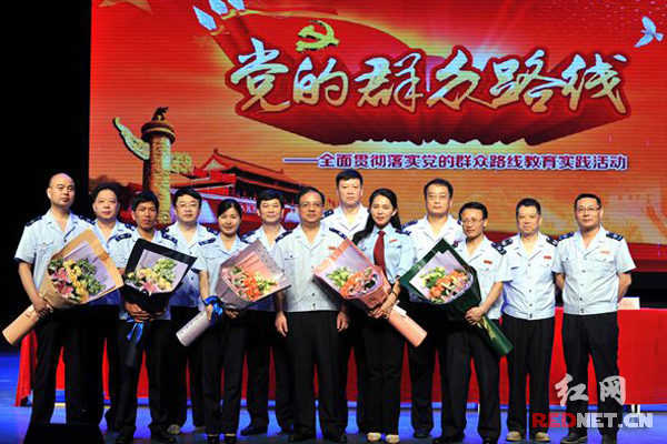 报告会后，先进典型代表们合影。
