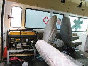 急救车经过改装,车内安装了发电机
