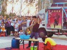 团伙谎称招生进行杂技表演 活鸡被剥皮吓坏孩子