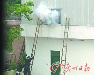 发射爆震弹。