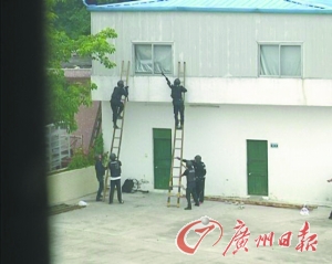 特警强攻。