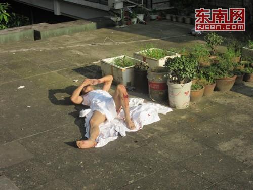 裸男欲寻短见 脚底打滑从六楼跌至二楼(组图)