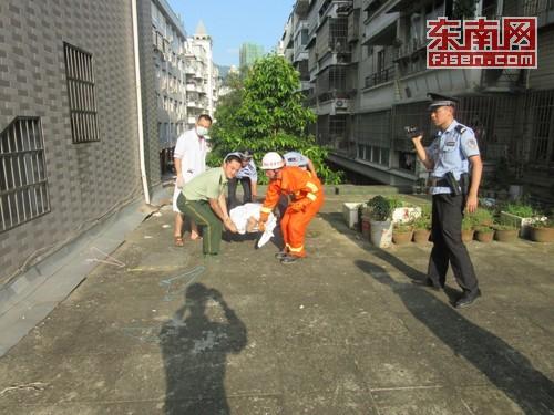 裸男欲寻短见 脚底打滑从六楼跌至二楼(组图)