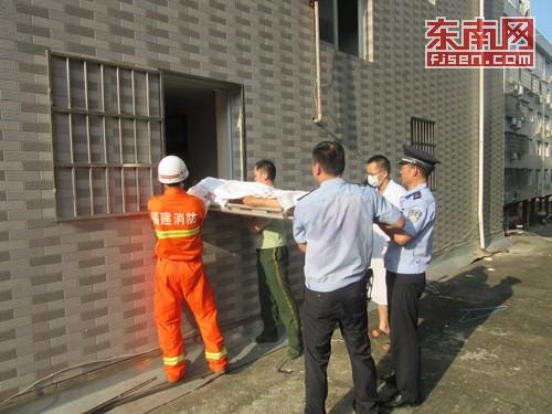 裸男欲寻短见 脚底打滑从六楼跌至二楼(组图)