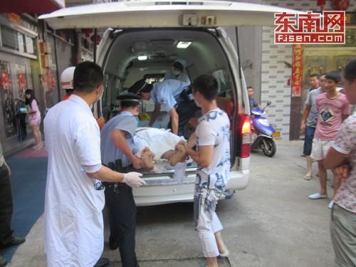 裸男欲寻短见 脚底打滑从六楼跌至二楼(组图)