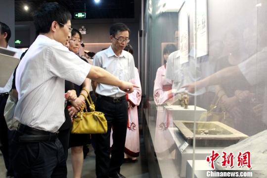 37件汉墓画像砖亮相东汉人煮盐或用天然气（图）