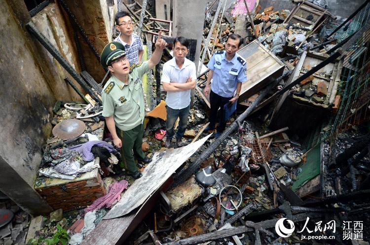 南昌消防部门举行消防业务培训,将课堂设在火灾“遗址”。