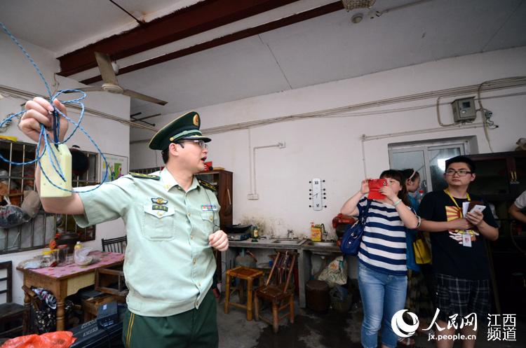 培训课走进棚户区,现场查纠有火灾隐患的私拉乱接行为。