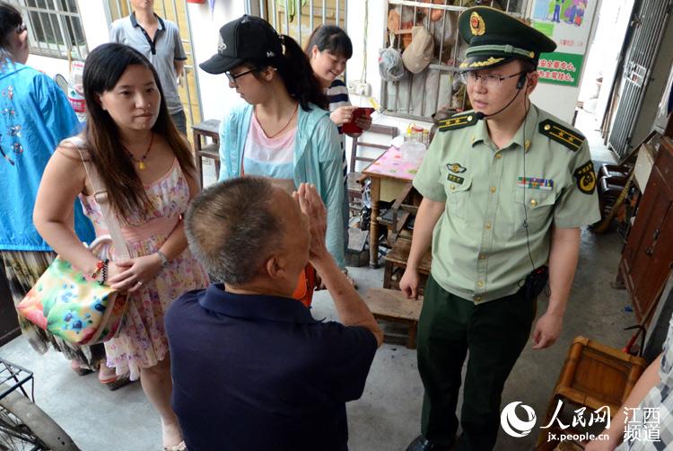 南昌市下湾街15号一位大爷看见消防官兵后合手作揖,因为他原先住的棚户区失火,是消防把他从火灾现场中救出。
