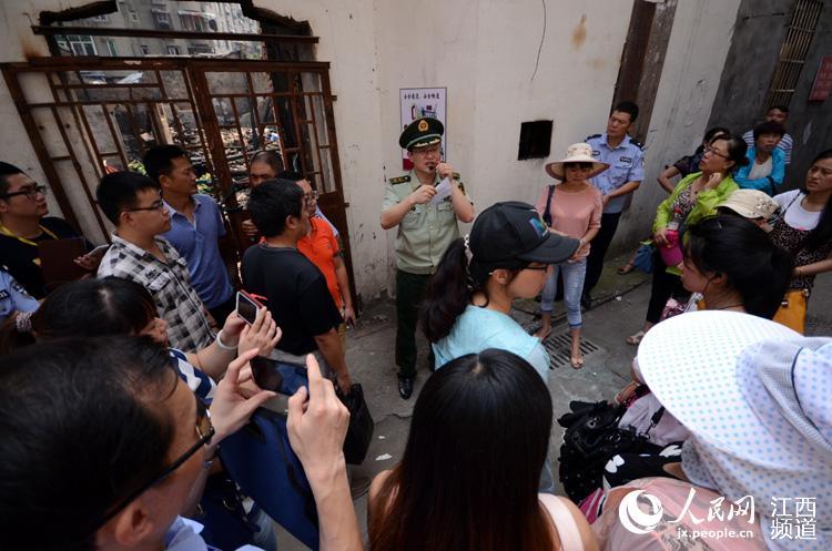 学员在火灾“遗址”前进行消防培训。